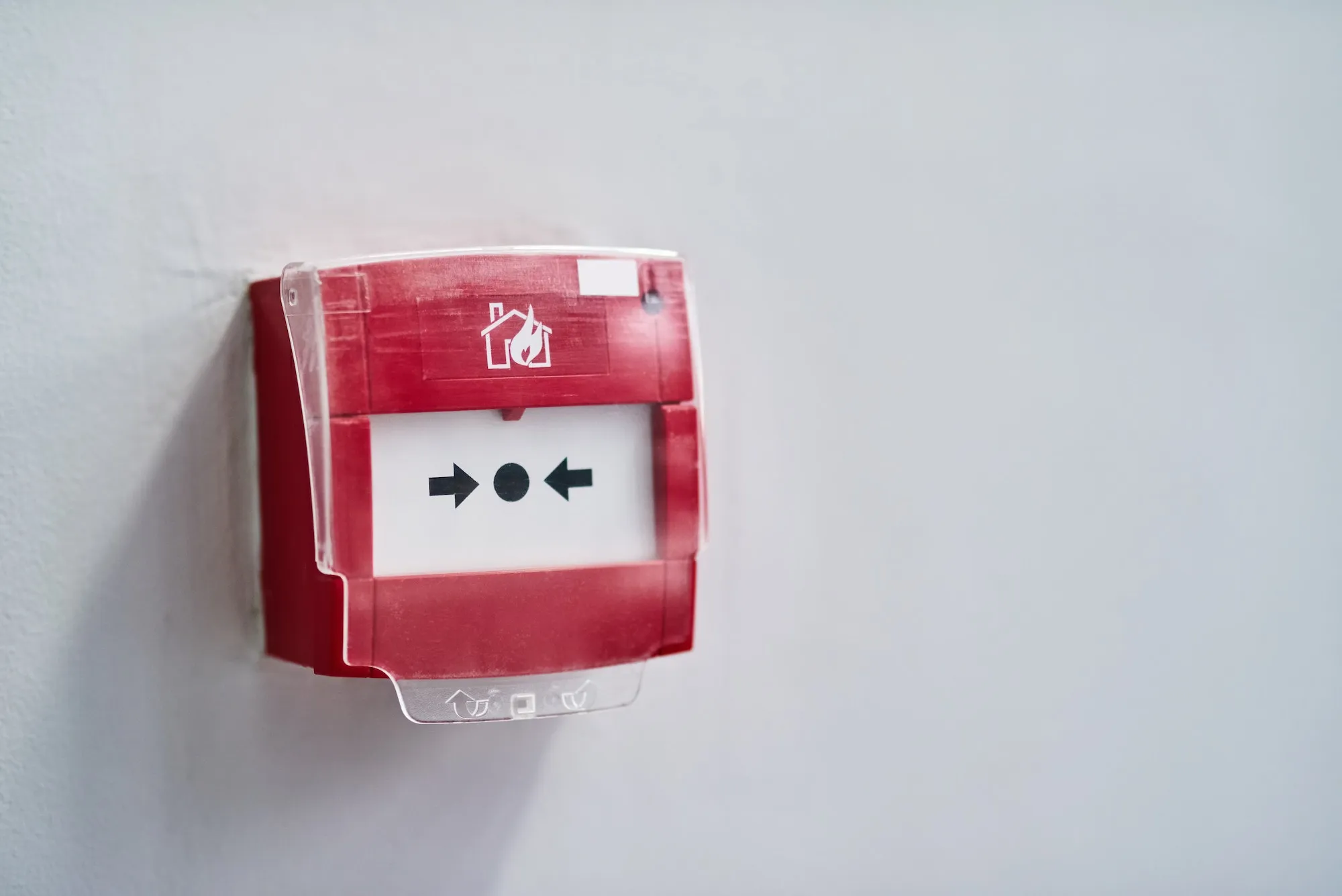 Brandmelder an einer Wand, der Alarm auslöst