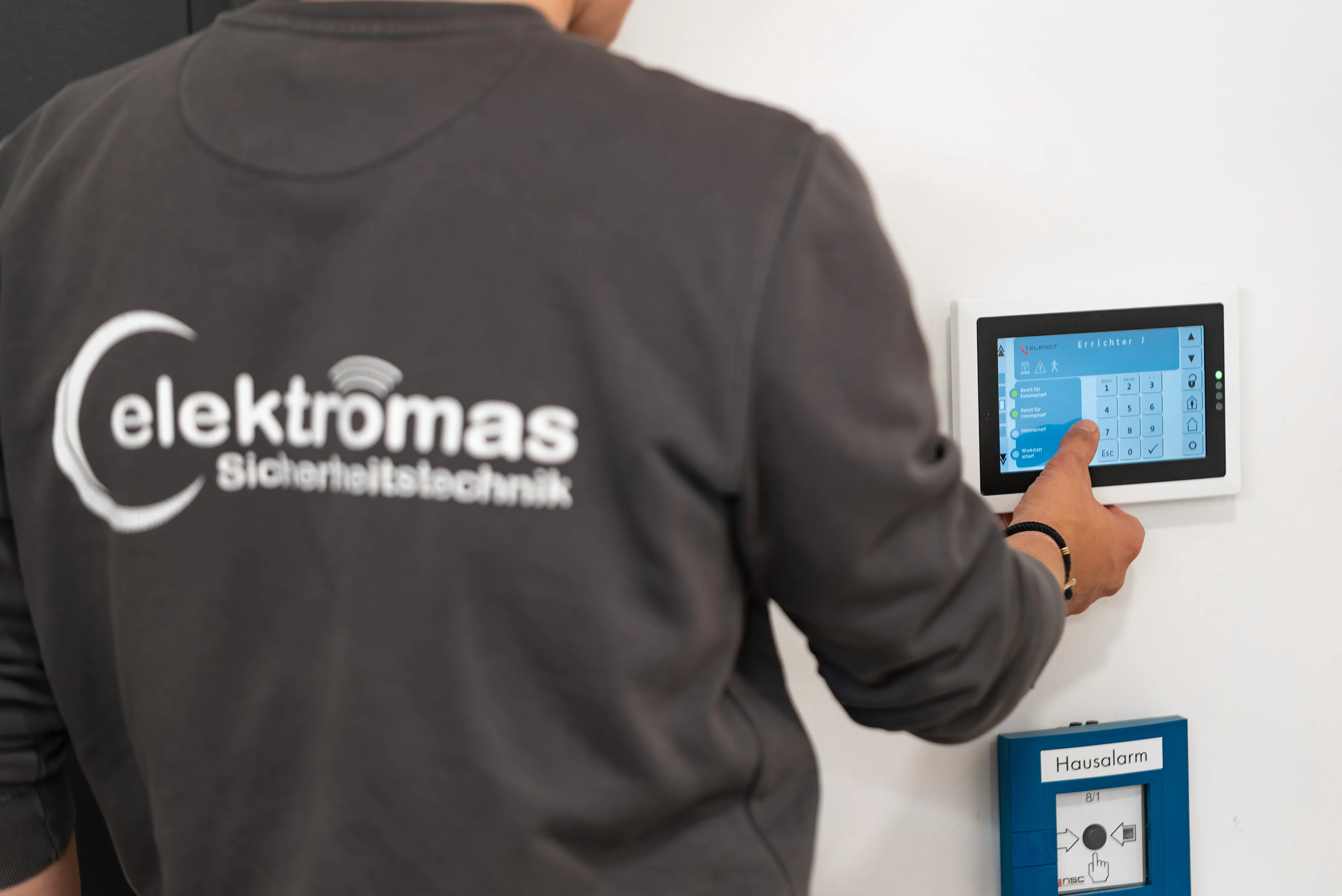 Mitarbeiter der elektromas Sicherheitstechnik GmbH bei der Arbeit an einer Einbruchmeldeanlage